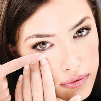 6 coisas que não deve fazer com as lentes de contato
